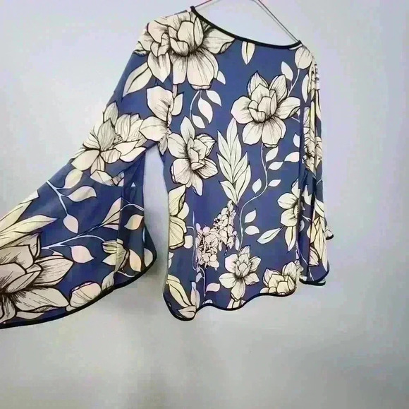 Coco Bianco belle sleeve blue white black floral polyester spandex blouse size M - Picture 8 of 11